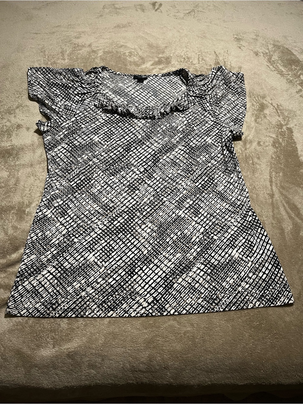 Women’s Short-Sleeve Ruffle Neck Top in Black & White-Large